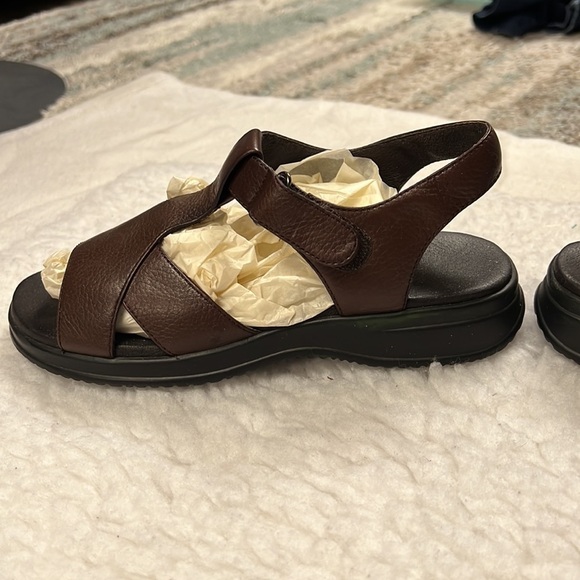 Easy Spirit dark brown open toe leather sandals. NWOT. Size 6M. - Picture 5 of 6